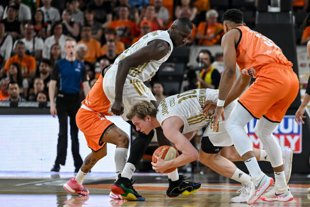 意甲最新积分战报 争4激烈！黑马5连胜守住第4 罗马7连胜紧追尤文.