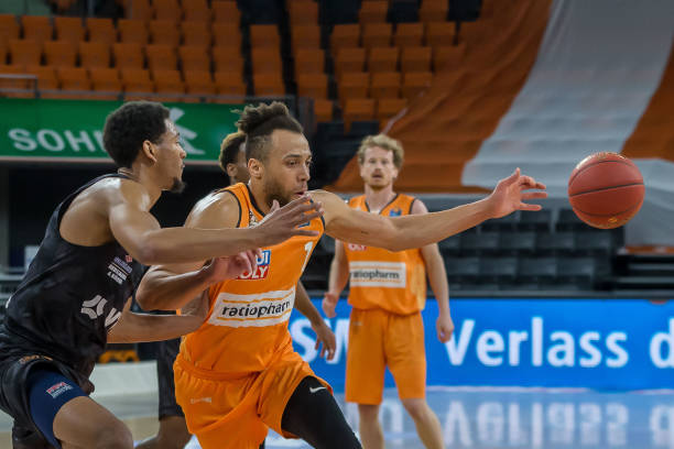 马刺主帅：文班很可能在下场面对雷霆时复出（马刺主帅：文班有望在下一战对阵雷霆时复出）